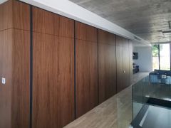Arredo mobili artigianali casa abitazione privata a Malta di Manufactory Design